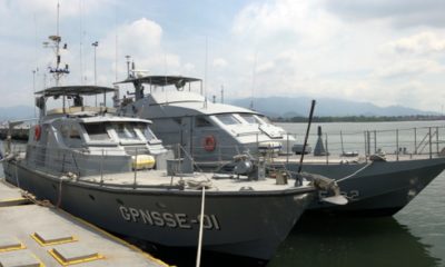 Embarcação da Marinha que atua no trabalho de resgate em ubatuba