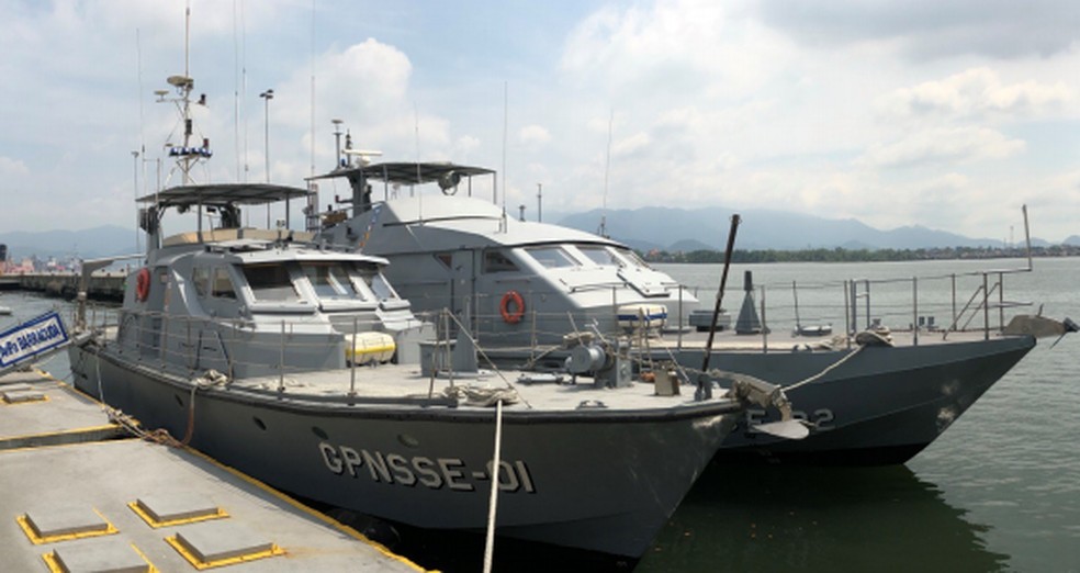 Embarcação da Marinha que atua no trabalho de resgate em ubatuba