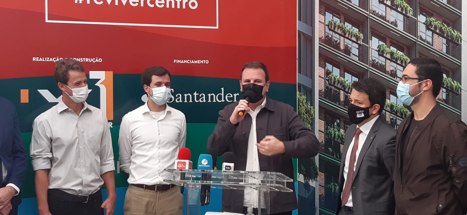 Imagem do prefeito Eduardo Paes durante lançamento imobiliário no Centro.