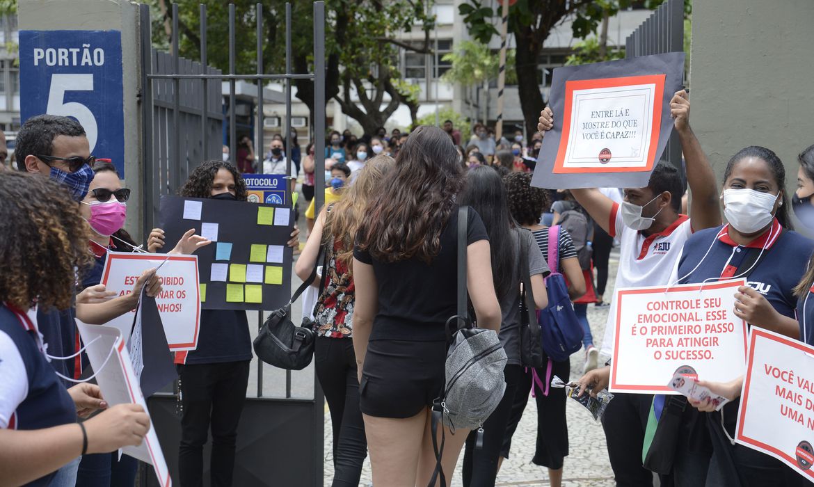 Estudantes chegam para o primeiro dia de prova do Enem 2021.