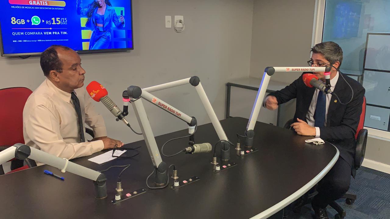Imagem da entrevista do senador Carlos Portinho para o jornalista Marcos Antonio de Jesus, na Super Rádio Tupi