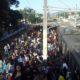 passageiros deixando a estação Augusto Vasconcelos no ramal Santa Cruz por problemas nos trens