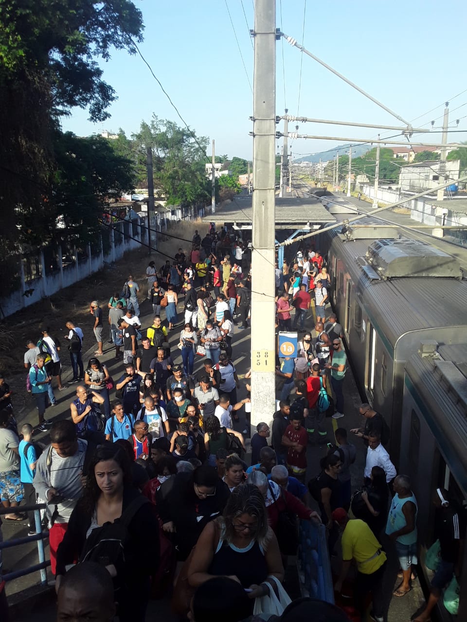 passageiros deixando a estação Augusto Vasconcelos no ramal Santa Cruz por problemas nos trens
