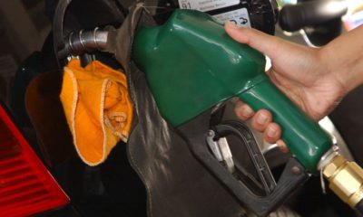 Imagem de um veículo sendo abastecido em um posto de combustíveis