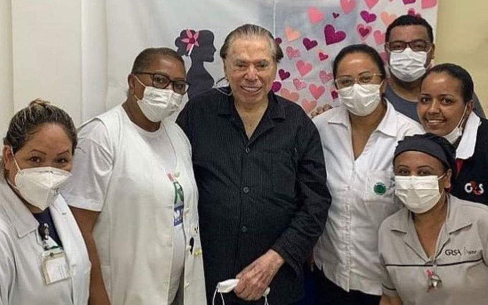 Sílvio Santos recebe terceira dose da vacina contra Covid-19
