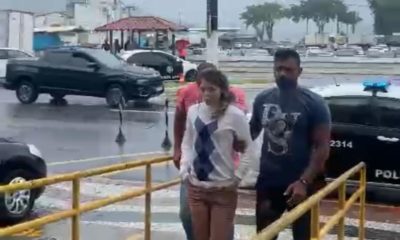 falsa médica sendo conduzida pelos agentes da Delegacia de Angra dos Reis
