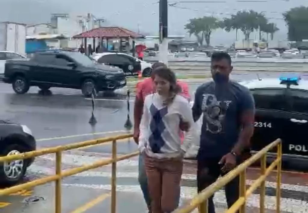 falsa médica sendo conduzida pelos agentes da Delegacia de Angra dos Reis