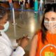 Fátima Bernardes sendo vacinada contra a Covid-19
