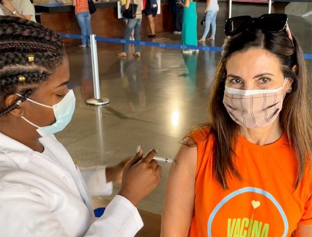 Fátima Bernardes sendo vacinada contra a Covid-19