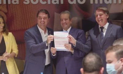 Flávio Bolsonaro, Valdemar Costa Neto e Jair Bolsonaro durante cerimônia de filiação