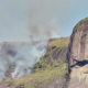 pedra da gávea pegando fogo e fumaça tomando conta do céu azul