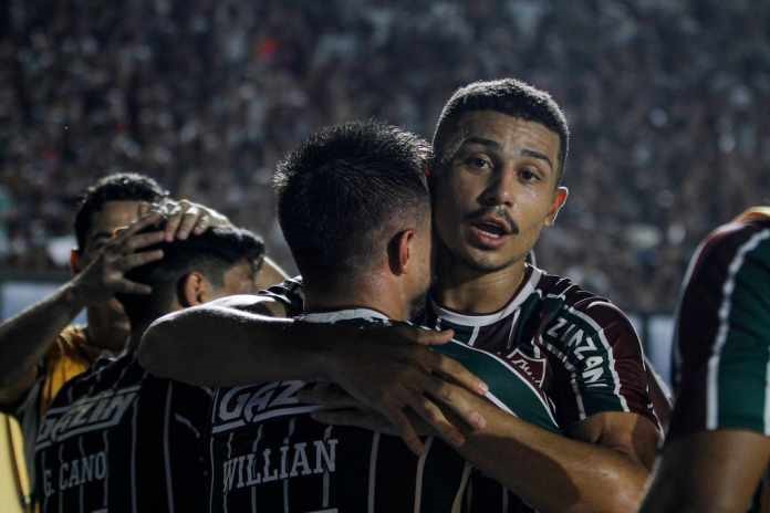 Foto: André do Fluminense abraçando Willian Bigode 