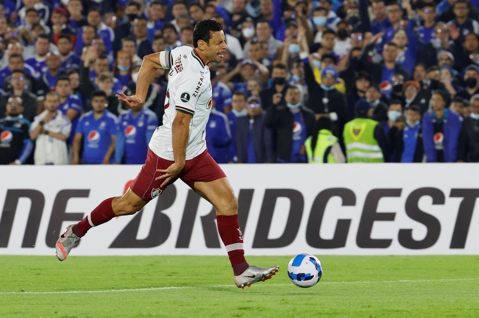 Atacante fred coloca mão na coxa e demostra expressão de dor no rosto