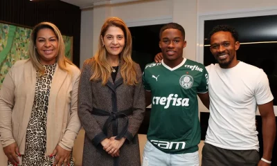 Endrick ao lado dos pais e da presidente do Palmeiras