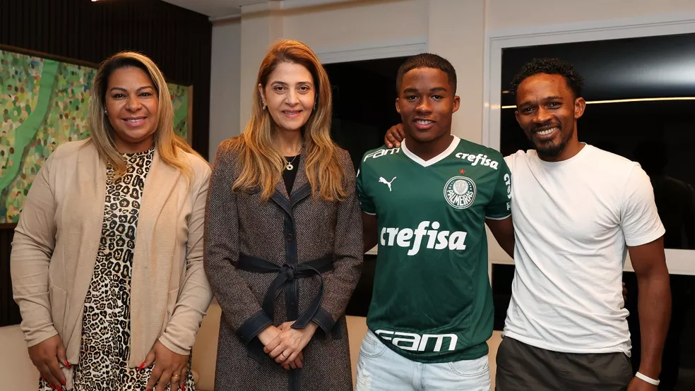 Endrick ao lado dos pais e da presidente do Palmeiras