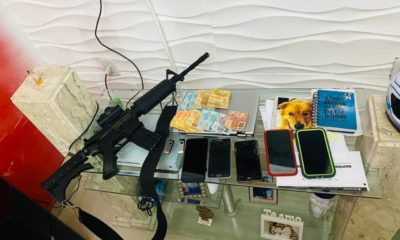 fuzil, celulares, carregadores e drogas apreendidos