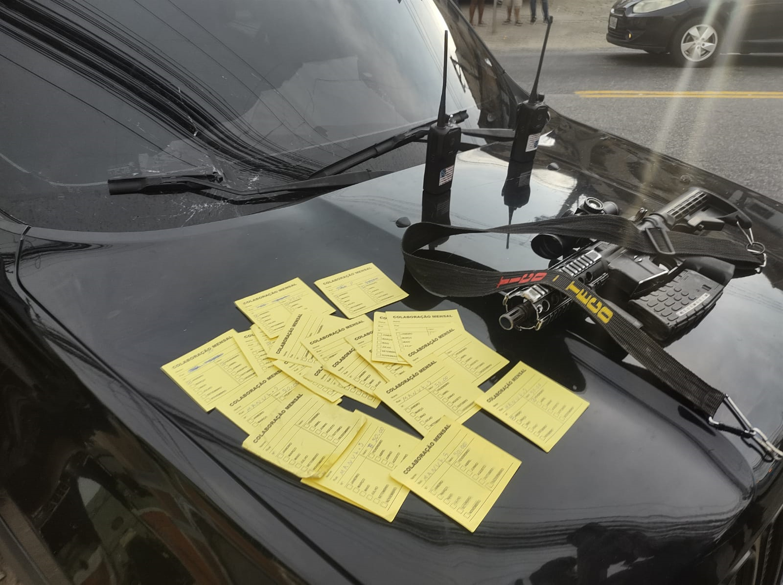 Fuzil apreendido em carro de miliciano em Piedade.