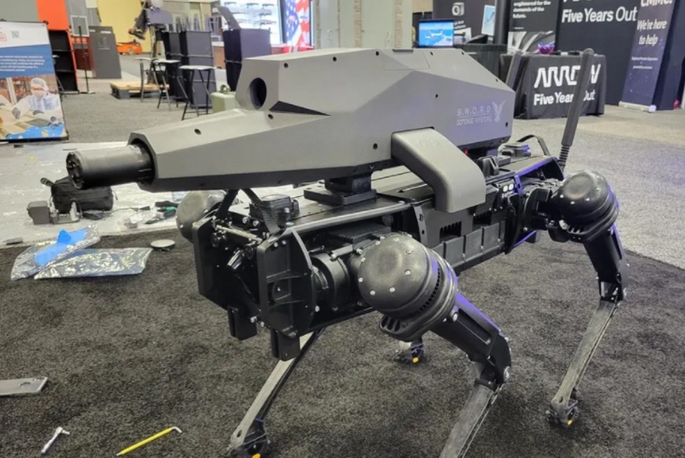 Cão robô armado com rifle é desenvolvido por empresas dos EUA
