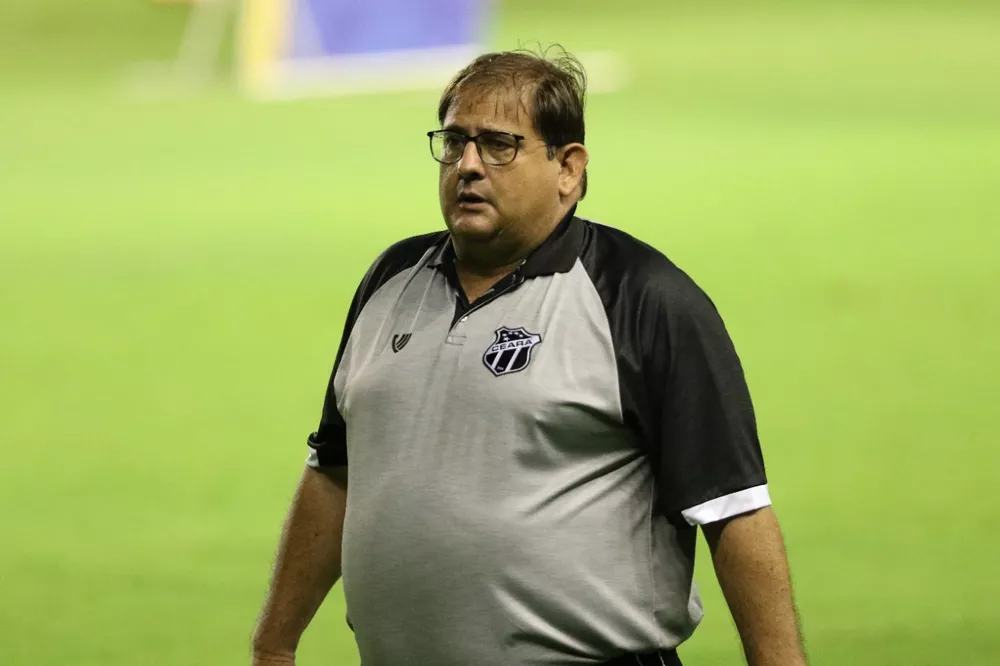 Guto Ferreira em campo com camisa do Ceará