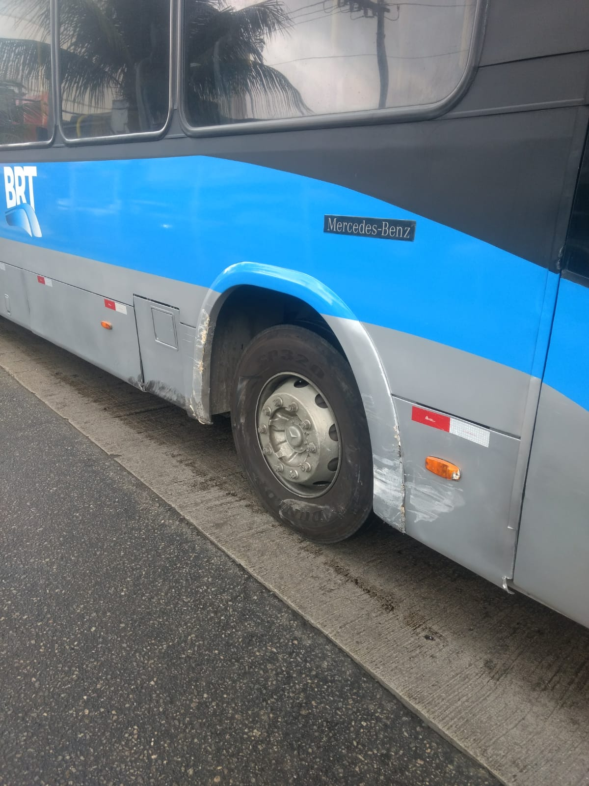 Ônibus articulado depois de colidir com veículo de passeio