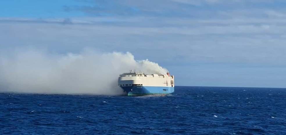 Imagem do navio Felicity Ace, que pegou fogo no Atlântico
