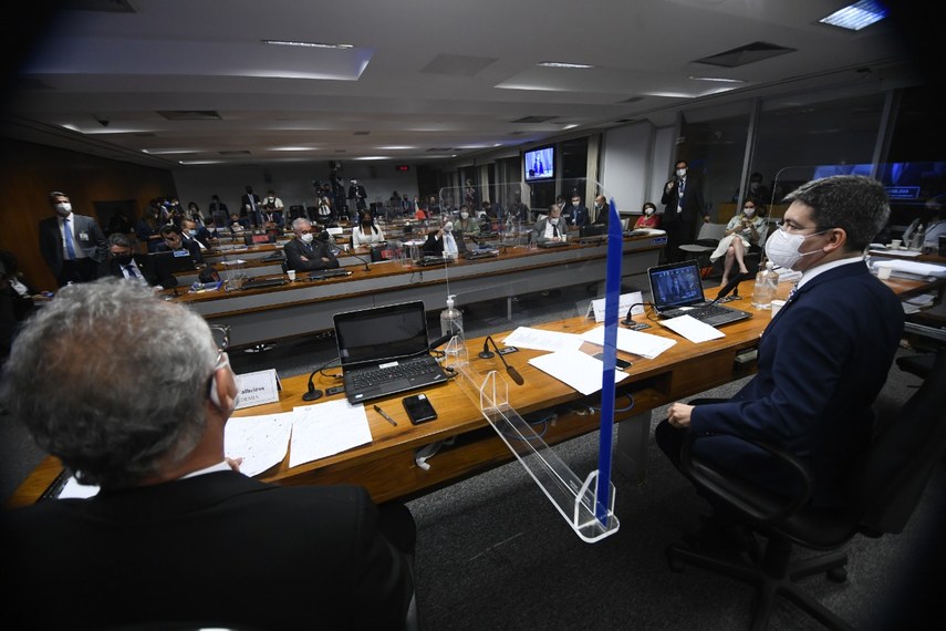 Imagem de senadores em Brasília