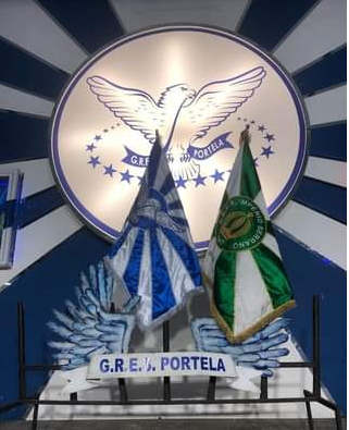 Imagem das bandeiras da Portela e do Império