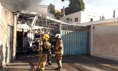 Imagem dos bombeiros na porta da garagem