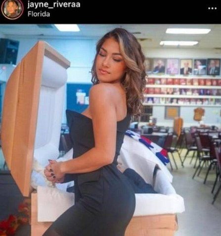 Influencer posta foto em velório de próprio pai