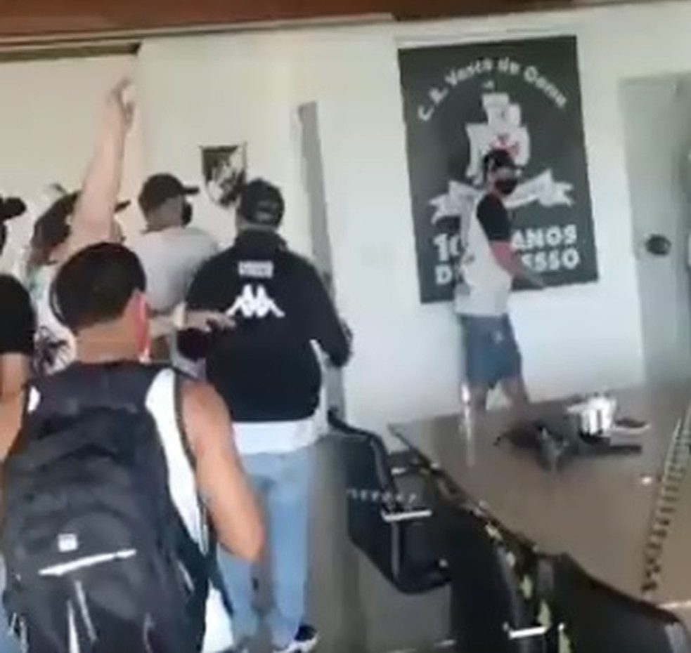 Torcidas organizadas do Vasco invadem sala da presidência do clube para protestar pela má fase na Série B