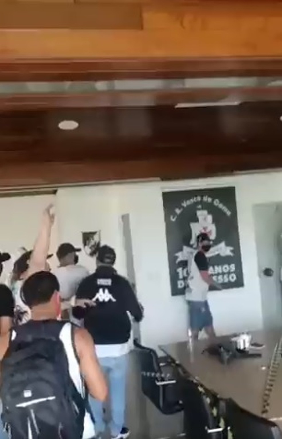 Torcidas organizadas do Vasco invadem sala da presidência do clube para protestar pela má fase na Série B