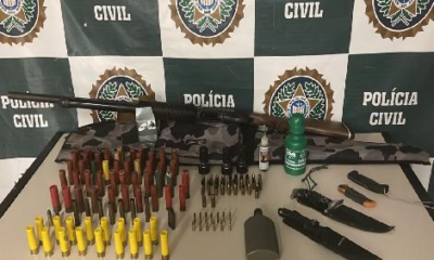 Armas e munições apreendidas pela polícia.