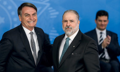 Jair Bolsonaro ao lado de Augusto Aras na posse como procurador-geral em 2019