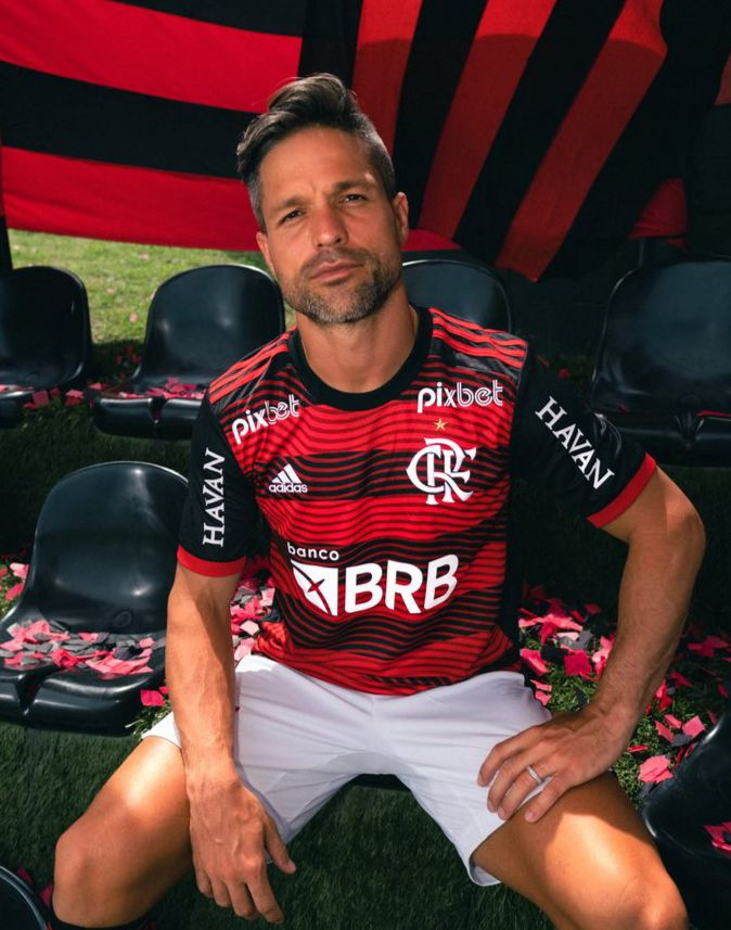 Jogadores do Flamengo com o uniforme 1 para a temporada 2022