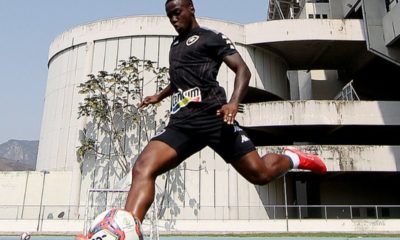 Jonathan Silva chutando a bola em treino do Botafogo no estádio Nilton santos