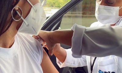 Juliette recebendo a vacina contra a Covid-19, no Rio