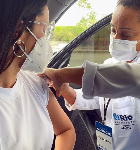 Juliette recebendo a vacina contra a Covid-19, no Rio