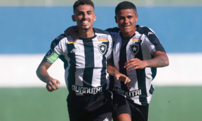 Juninho, meio-campo do Botafogo comemorando o gol contra o Vasco
