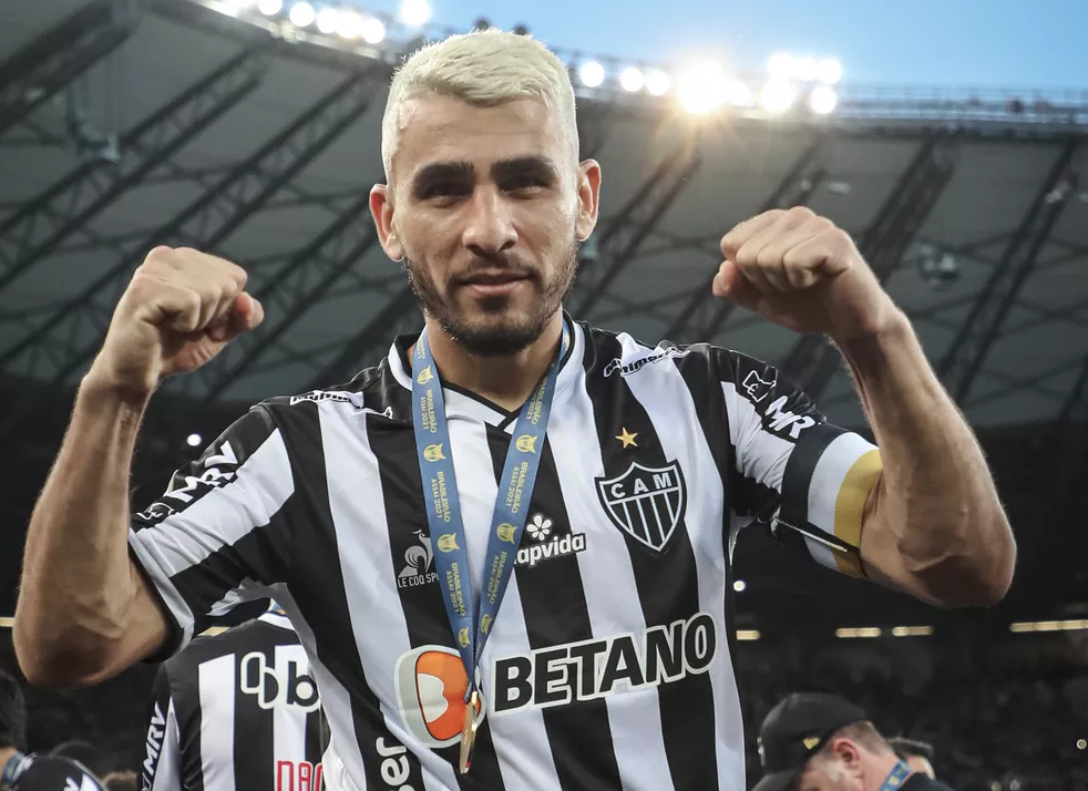 Dois meses depois, defensor acerta retorno ao Galo