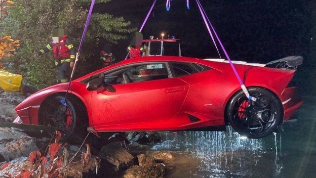 Lamborghini cai no lago
