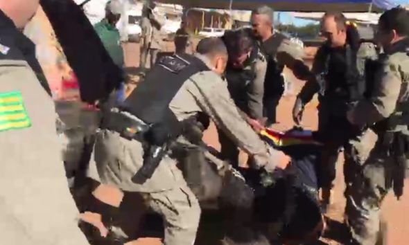 Lázaro sendo capturado por policiais