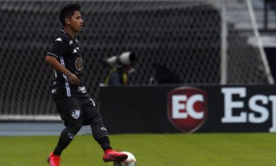 Lecaros dominando a bola perna esquerda em jogo do Botafogo