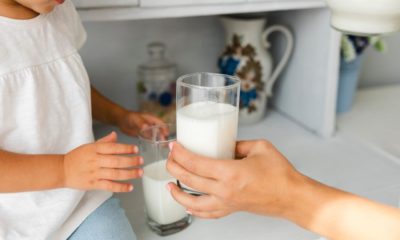 Imagem de uma criança recebendo um de leite