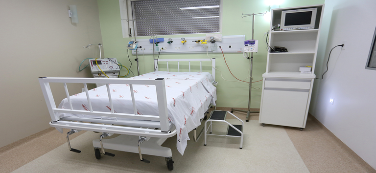 Imagem de um leito de hospital