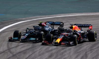 Lewis Hamilton e Max Verstappen durante corrida da Fórmula 1