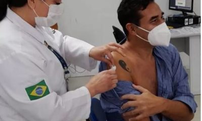 Na imagem, Luciano szafir sendo vacinado