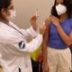 Na im,agem, Lucy Alves sendo vacinada contra a Covid-19
