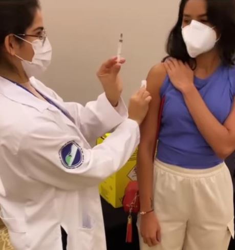 Na im,agem, Lucy Alves sendo vacinada contra a Covid-19