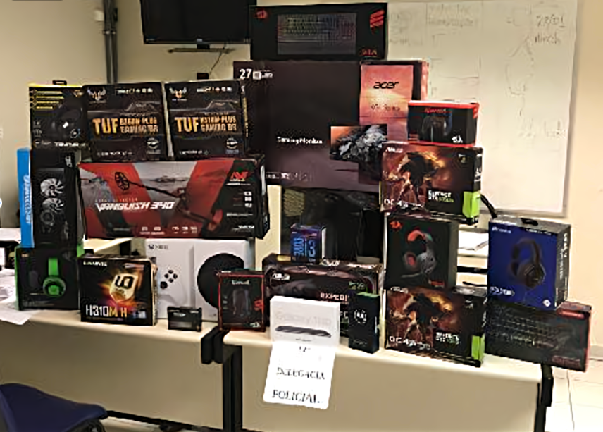 Mãe e filho clonavam cartões para realizar compras