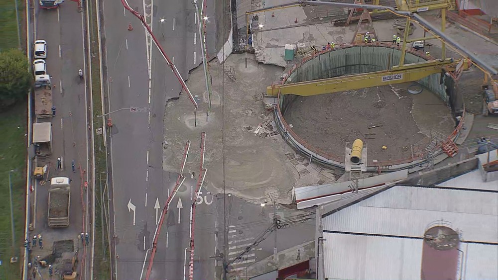 Cratera da Marginal Tietê é concretada para evitar risco de novas erosões após desmoronamento em obra do Metrô